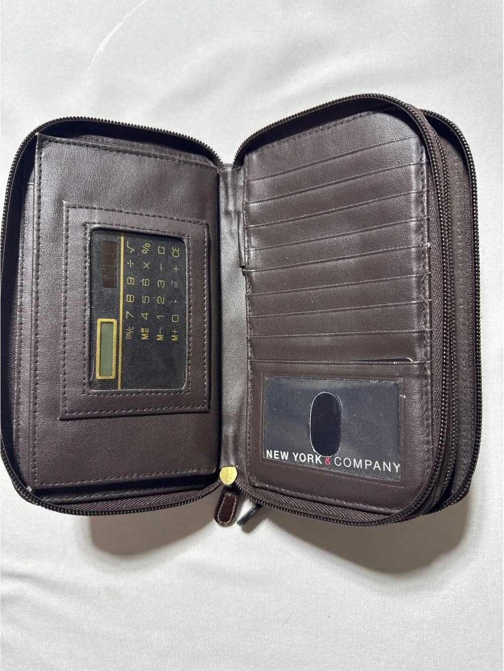 Vintage-Inspired Brown Leather Wallet with Built-in Solar-Po